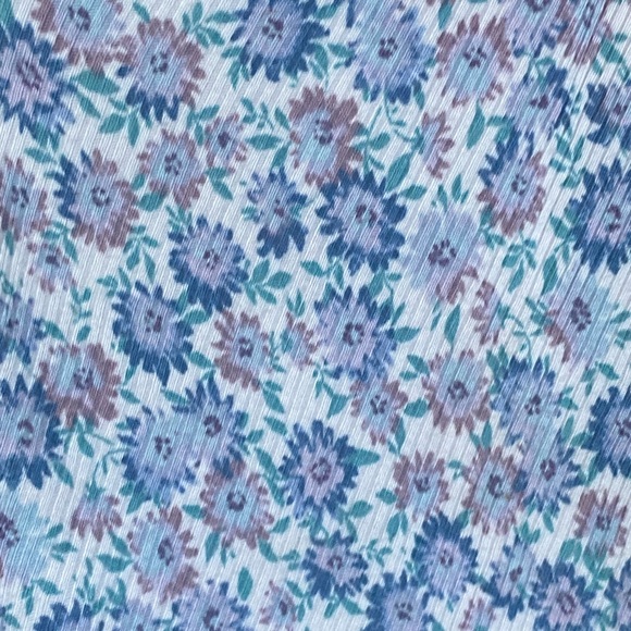 American Eagle Light Blue Flowered Tank Top W/adjustable drawstring tie
Small - Picture 6 of 7